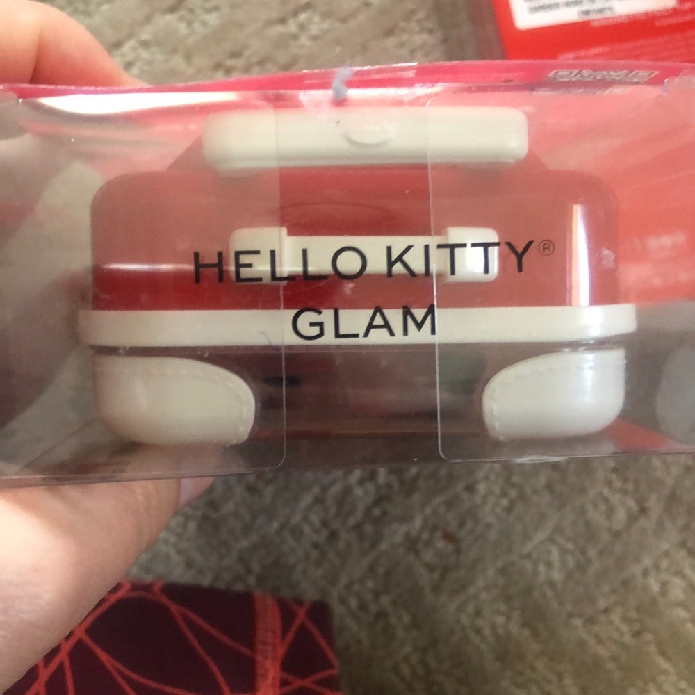Glamnetic Hello Kitty Glam Lashes with magnetic felt tip eyeliner pen 2.3ml - Picture 3 of 4